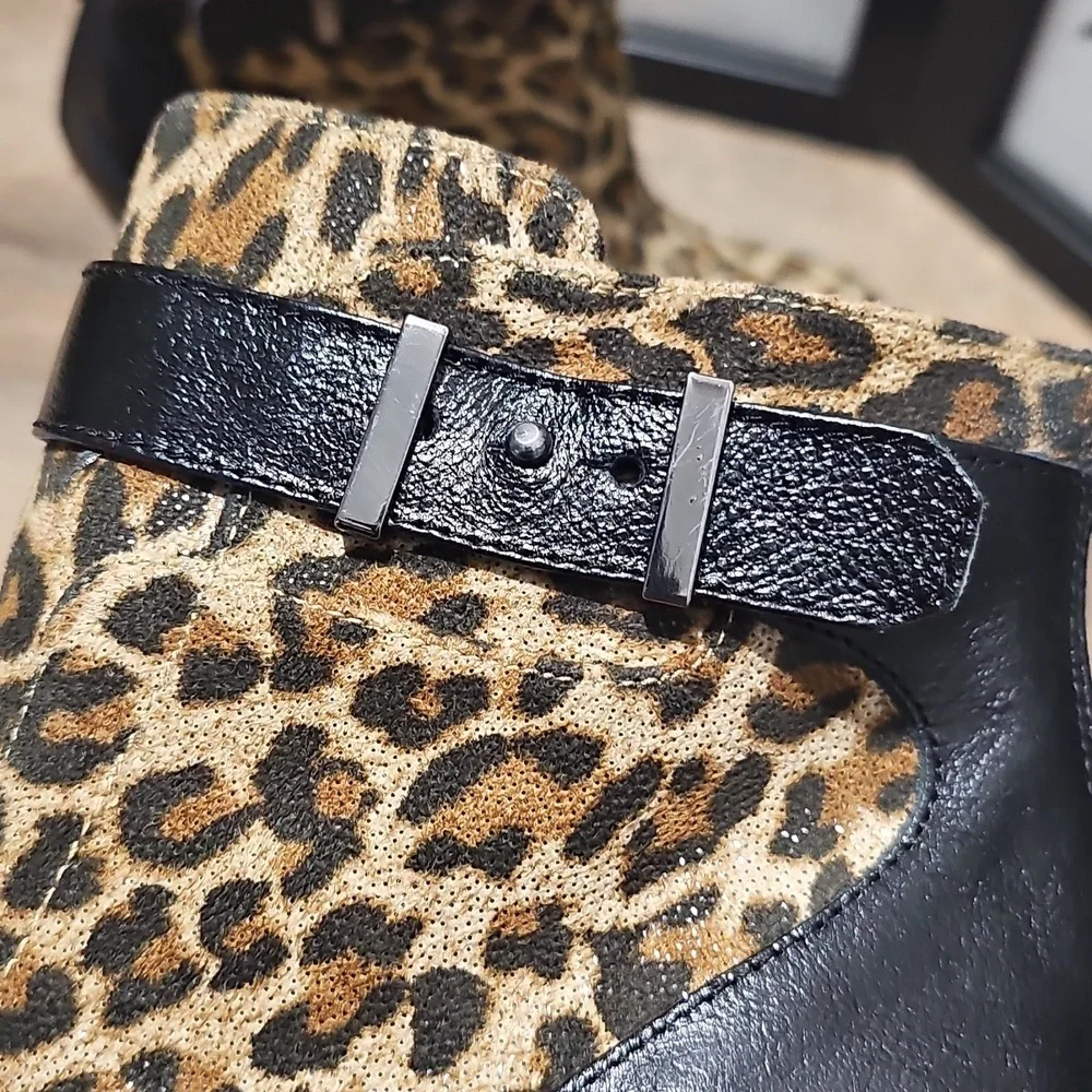 AEROSOLES Leopard Print Zippered Ankle Booties Size 8